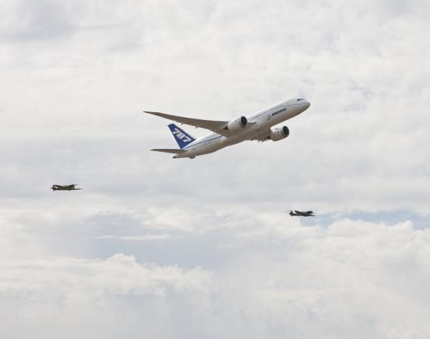 Dreamliner_in_formation_with_Spitfires_100720c.jpg