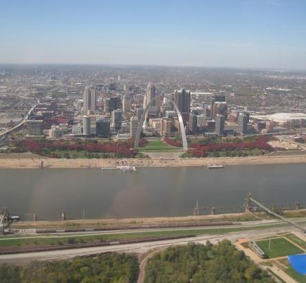 St_Louis_gateway_arch_from_Invictus_1_3837.JPG